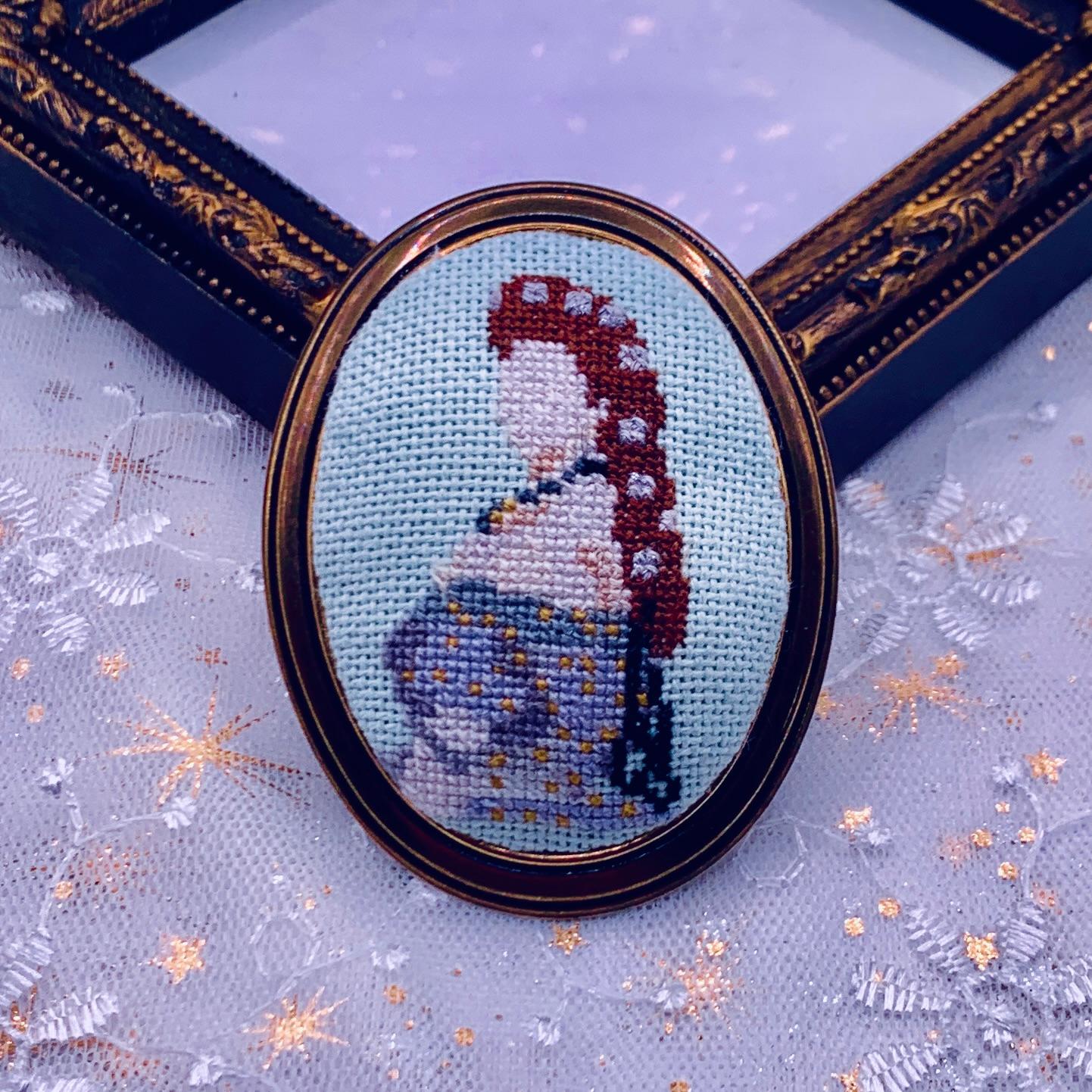 永遠の美を纏う、エリザベート皇后の肖像画ブローチ　マイクロクロスステッチ手刺繍